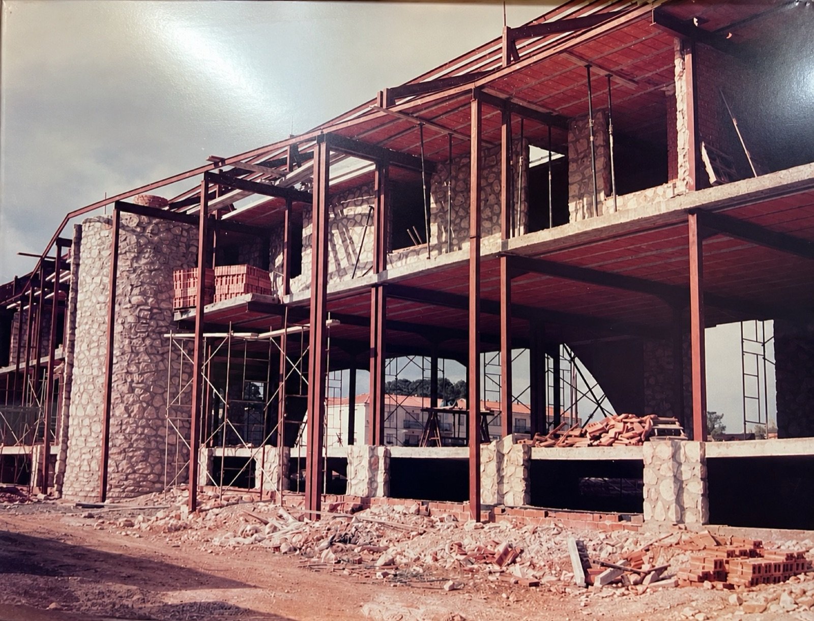 Estructura metálica de la Casa de la Cultura de Nuevo Baztán durante la fase de cimentación y pilares