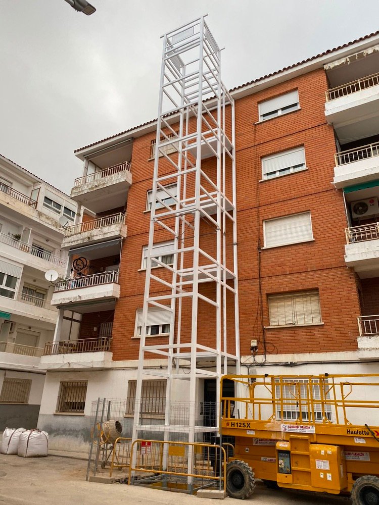 Escaleras metálicas y estructuras para ascensores — Novero