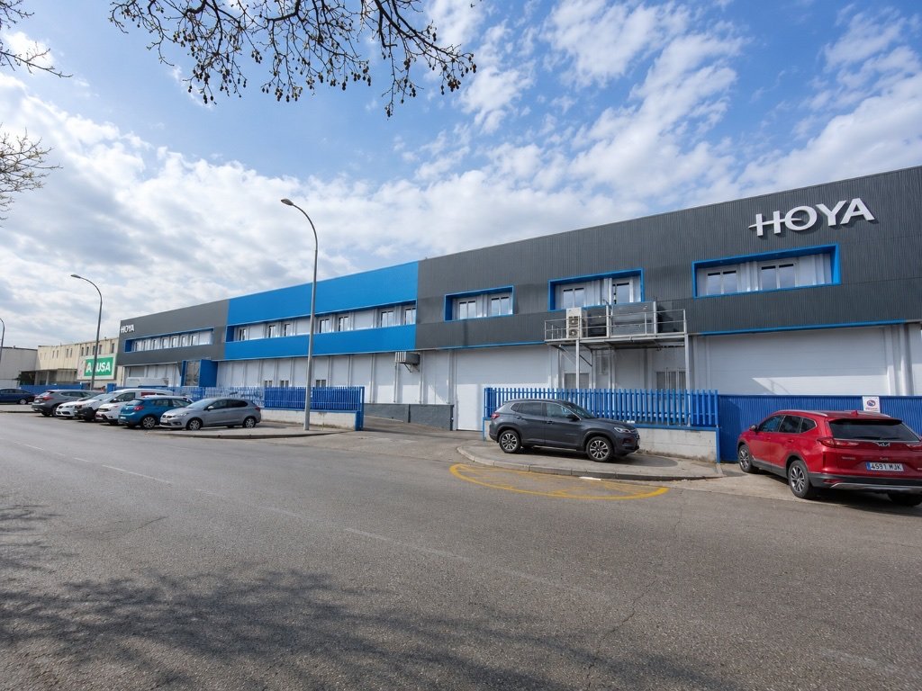 Renovación y forrado de fachada técnica industrial con panelado metálico — Novero