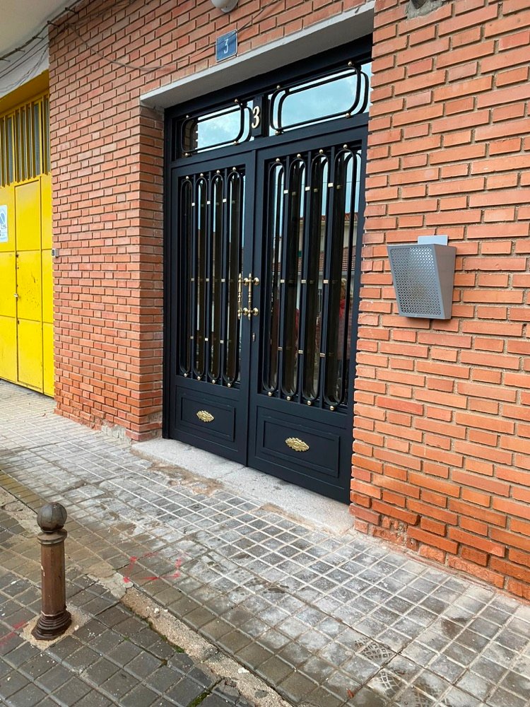 Puertas exteriores y puertas de portales en hierro — Novero